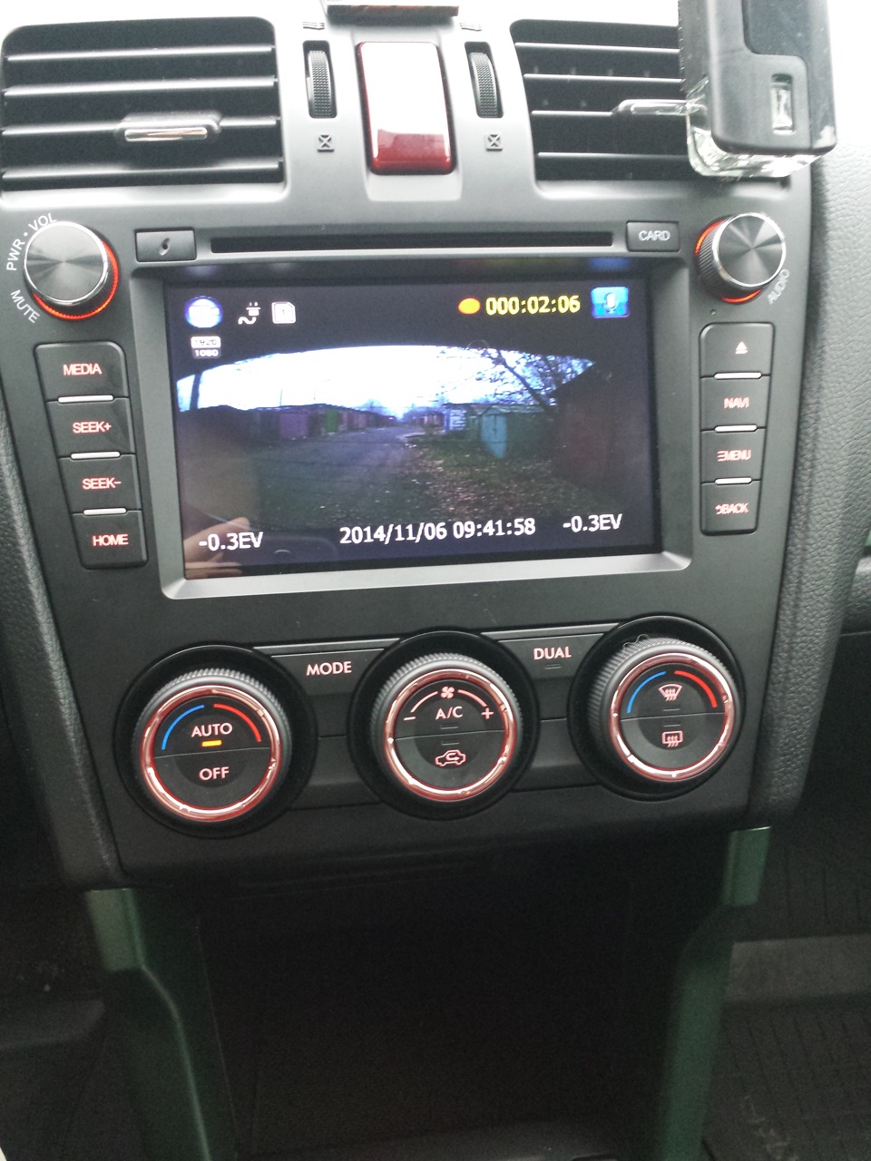 Картинка с тыловой камеры на экране ГУ. Можно выбрать, что видеорегистратор будет гнать по AV в режиме записи — кадры с обеих камер рядом, или только фронт, или только тыл… — Subaru Forester (SJ)