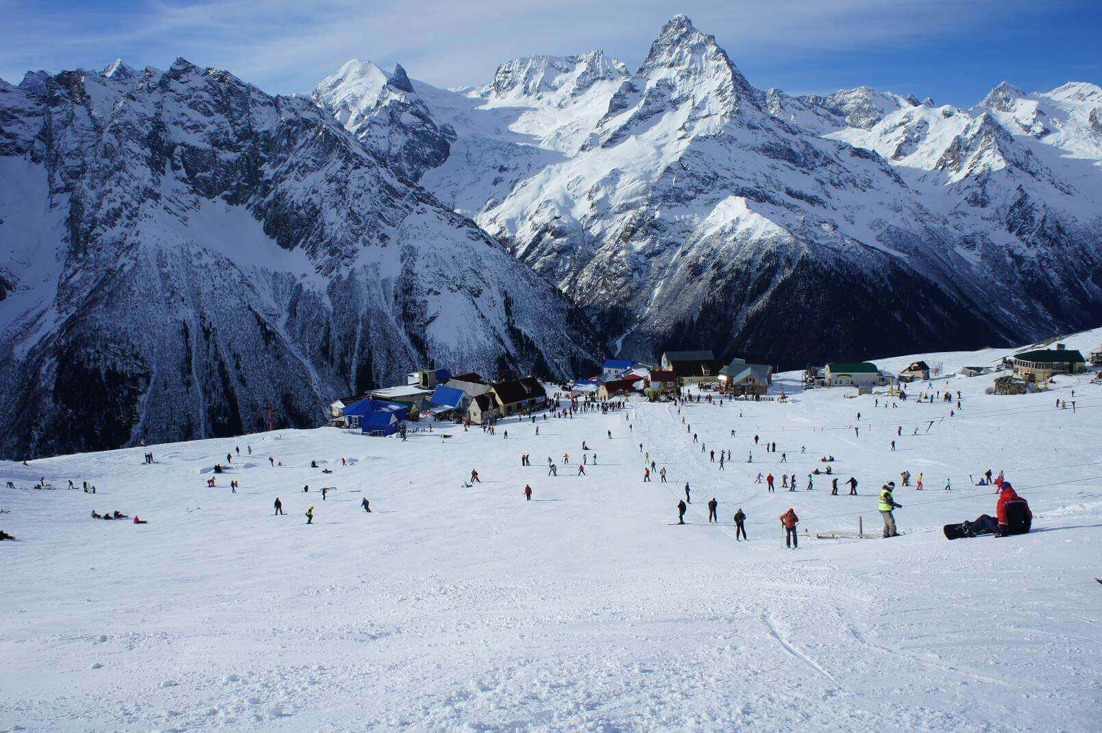 Отдых в домбае. Домбай горнолыжный курорт. Горно лыжный курорт Донбай. Домбай горнолыжный курорт горы. Кавказ Домбай горнолыжный курорт.