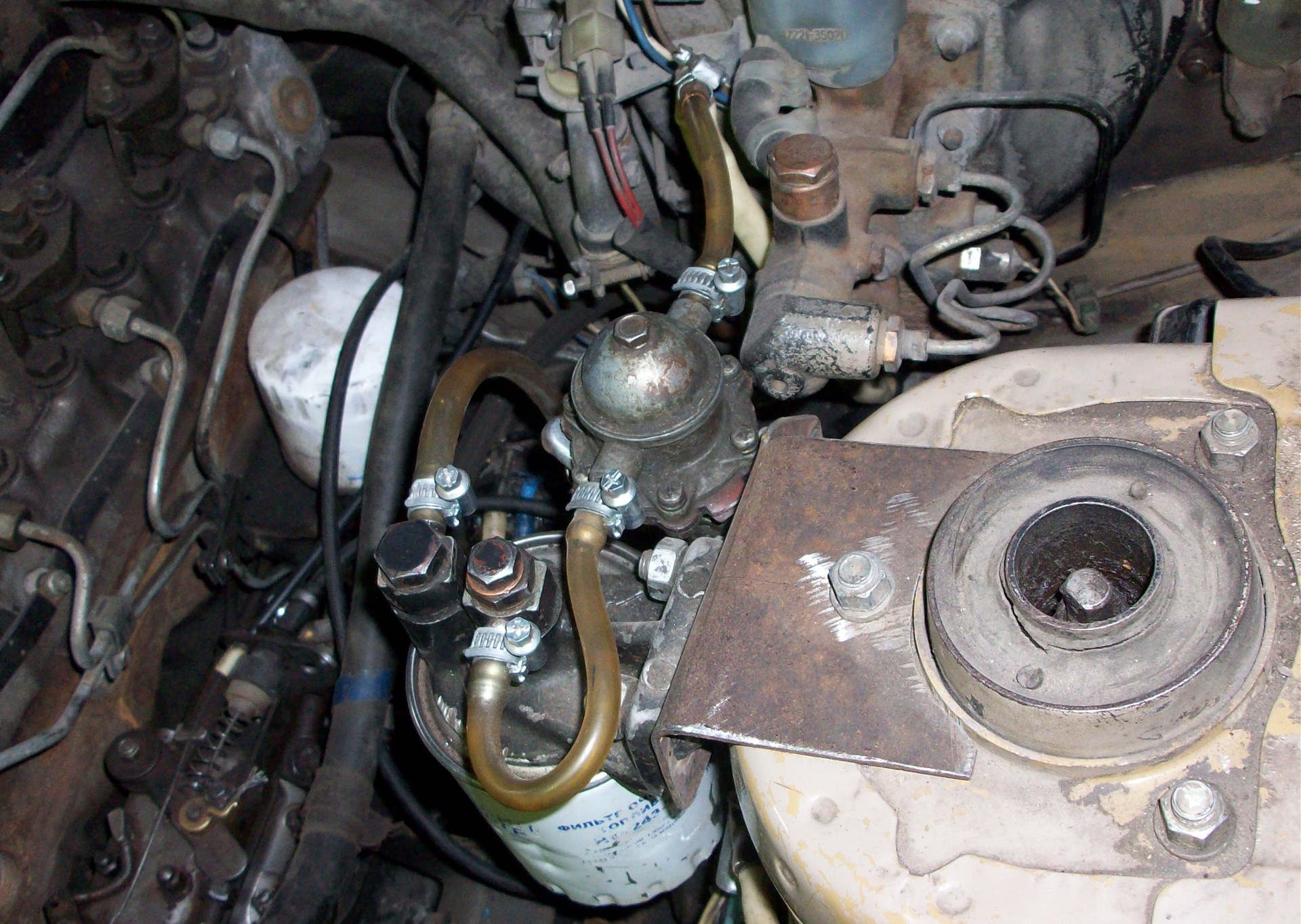 installing fuel filter and pumping - Toyota Cressida 1979