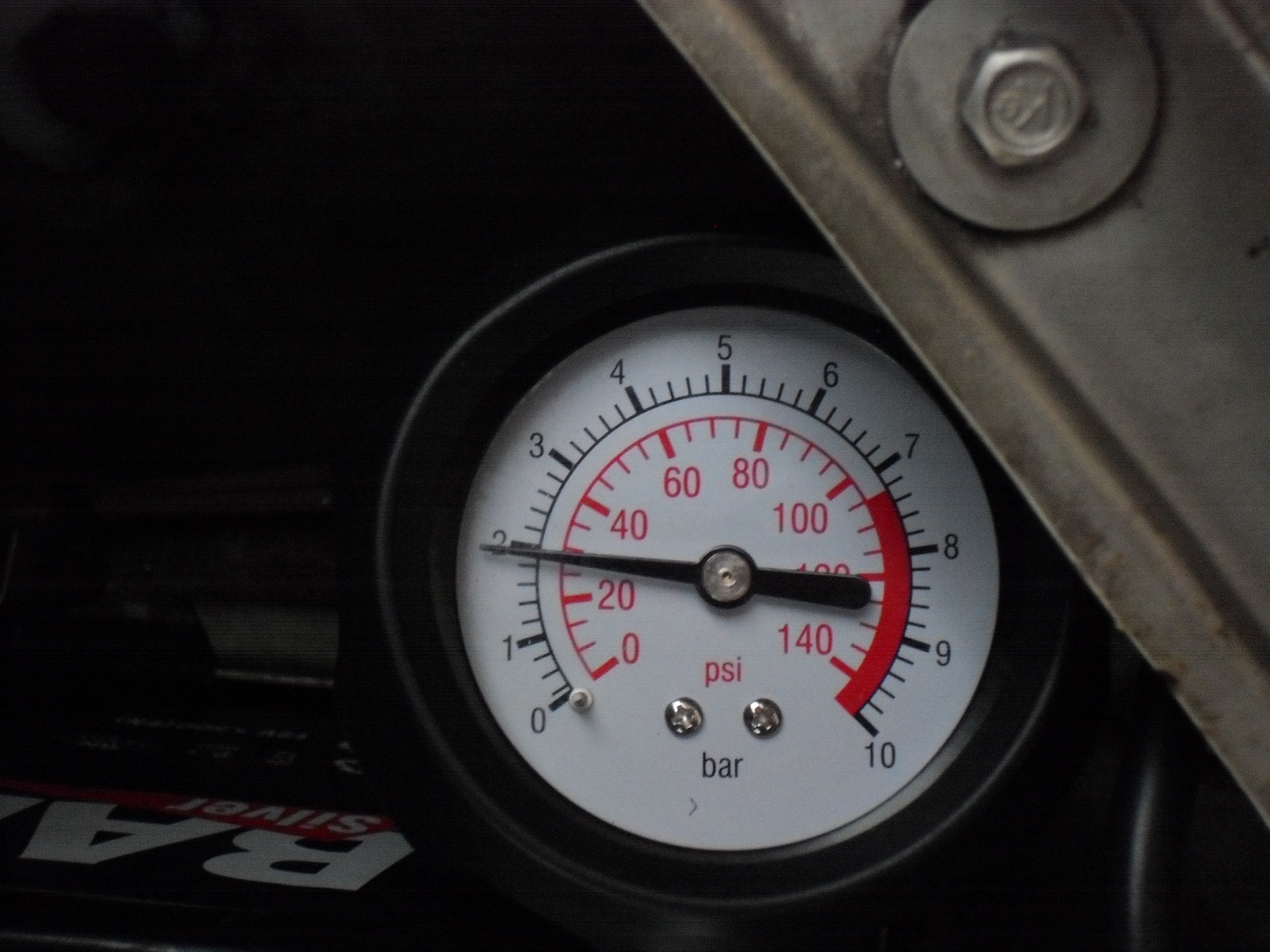Горит давление масла на прогретом. Gsf250 Bandit "давление масла в двигателе". Давление масла в ДВС 160 бар. Одометр давление масла. В чем измеряется давление масла в двигателе.