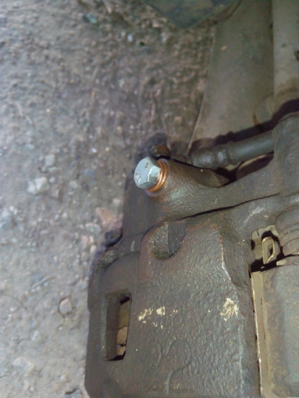 Сорвал резьбу на штуцере для прокачки тормозов. — Hyundai Pony, 1,5 л ...