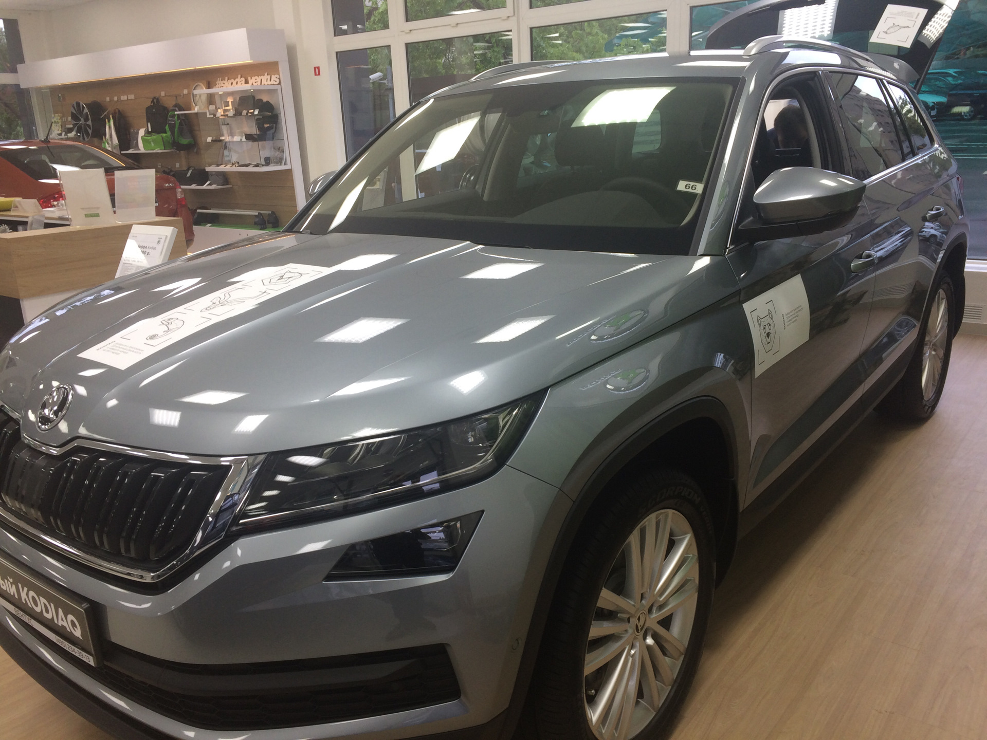 Кодиак пробег. Skoda Кодиак мокрый асфальт. Етти Кодиак. Дефлектор капота Kodiaq. Шкода Кодиак внутри фото.