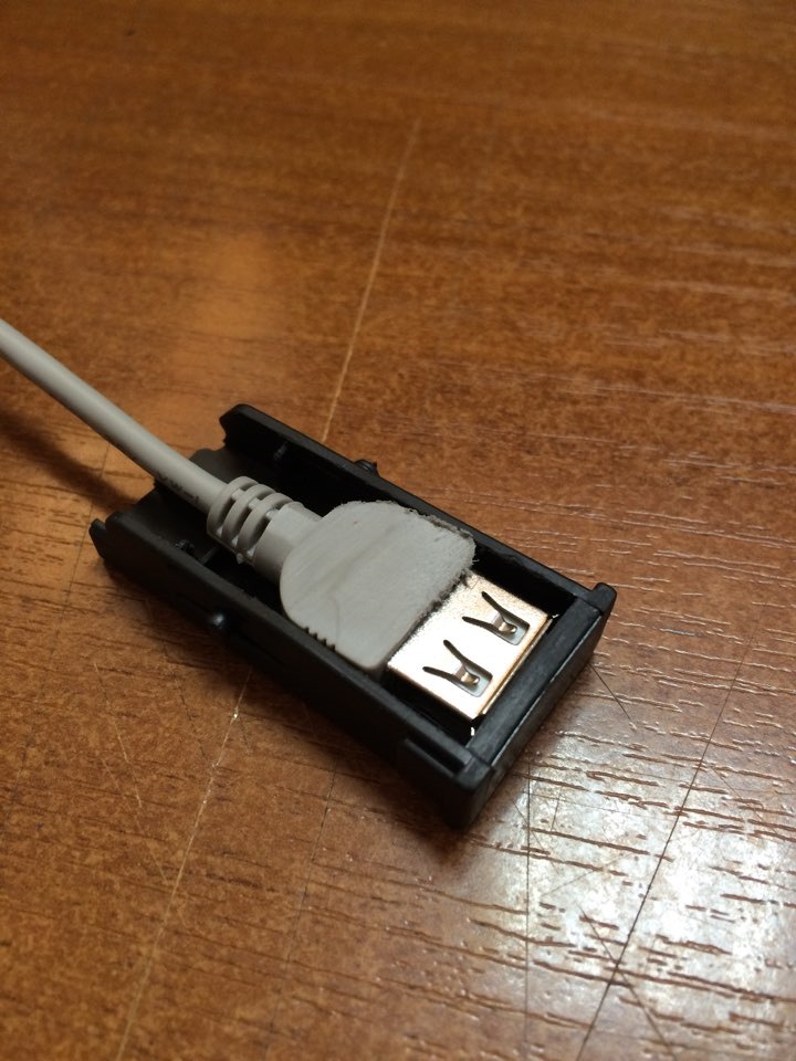 Usb в штатное место. Разъём USB В штатное место Дастера.