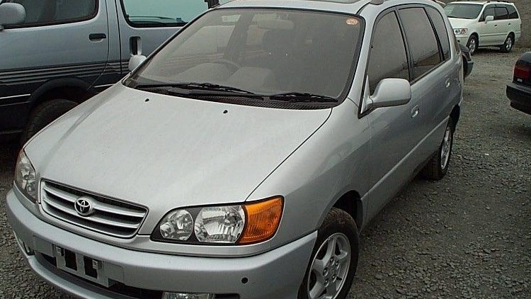 Toyota Ipsum (10) 2.0 бензиновый 1999 | серебристая рвань на DRIVE2