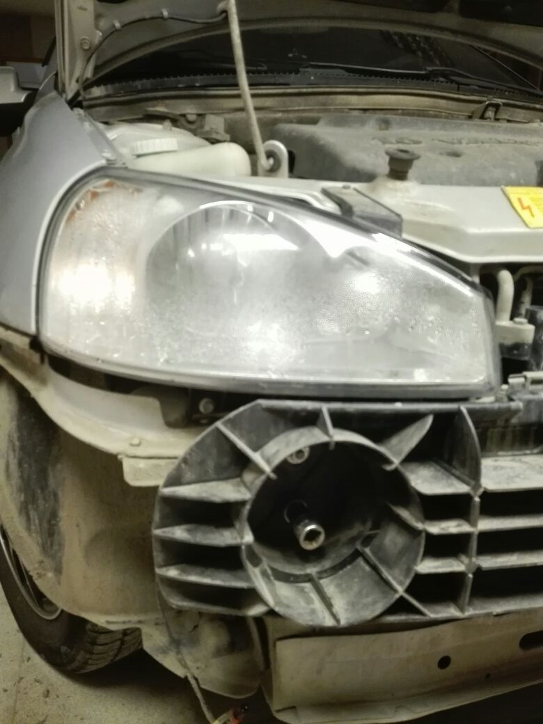 Как здесь видно фара вся покрылась конденсатом — Lada Калина Хэтчбек (1G)
