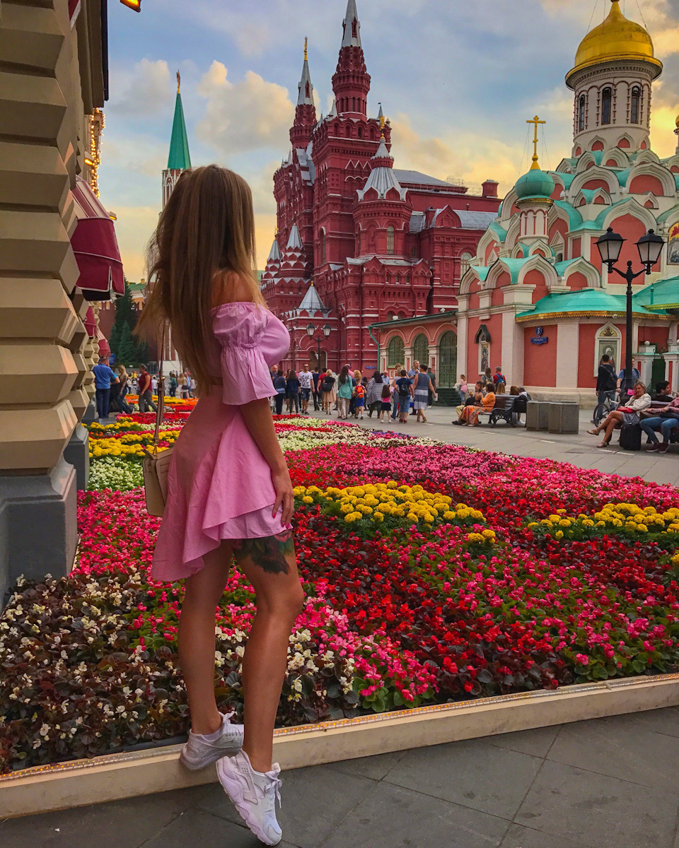 Красивые девушки в центре Москвы