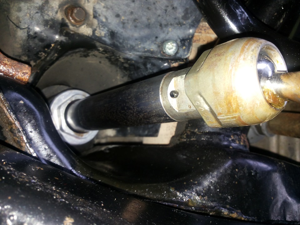 Потекла рейка форд фокус 2. Гольф 3 потекла трубка на рулевой рейке. Пыльник рулевой рейки потек. Потек рулевой. Сальник рейки ниссан санни.