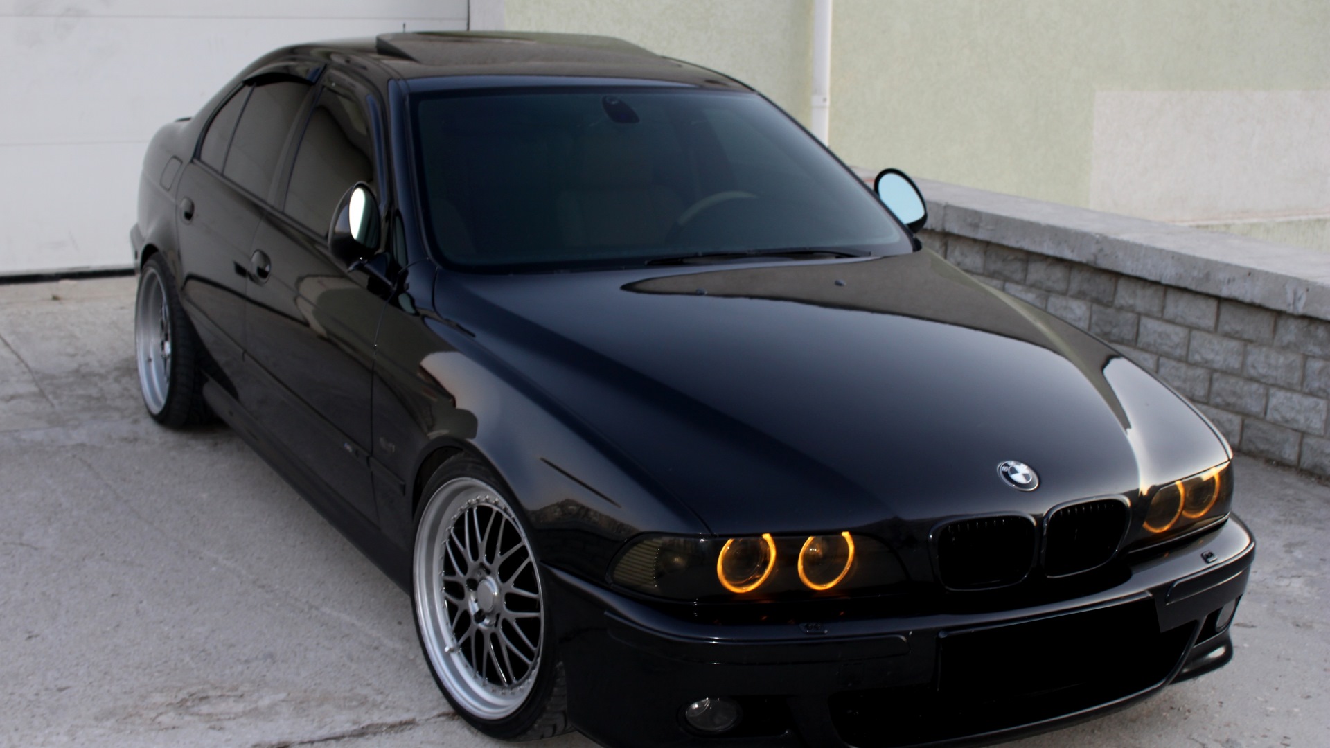 BMW e39 черная тонированная