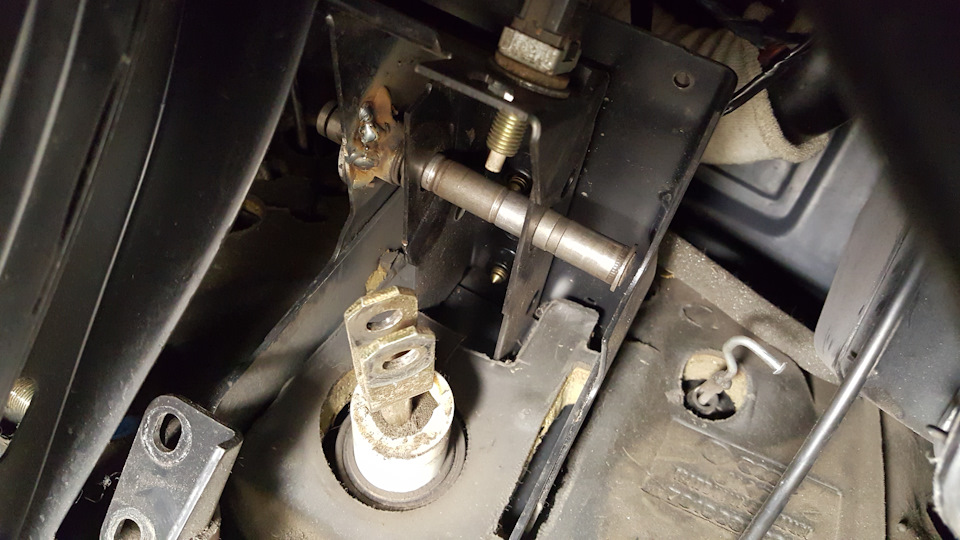 Чего-то не хватает или болтается педаль сцепления. — Volkswagen ...