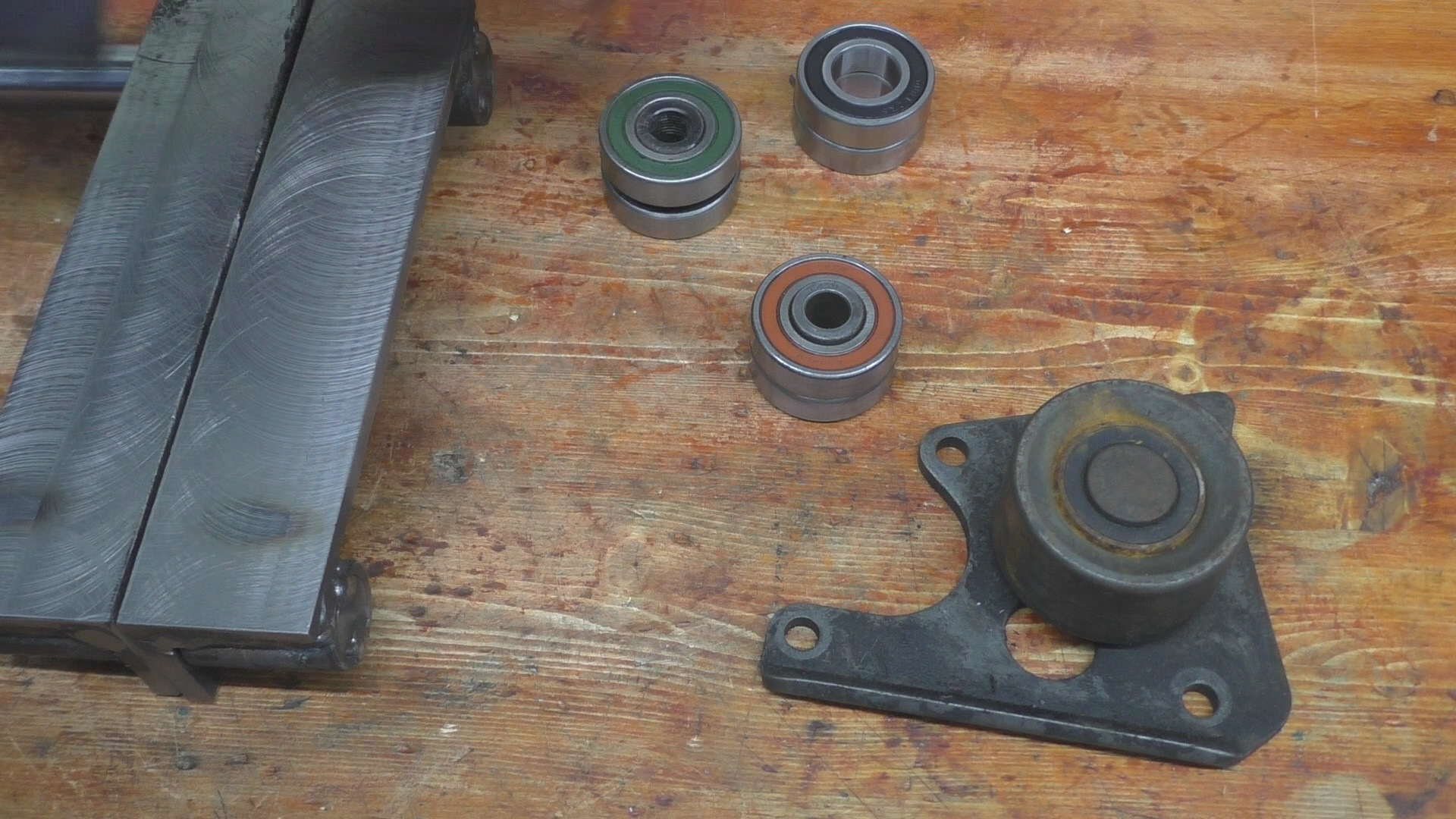 Основание станка с закрепленным маховиком и шестерней