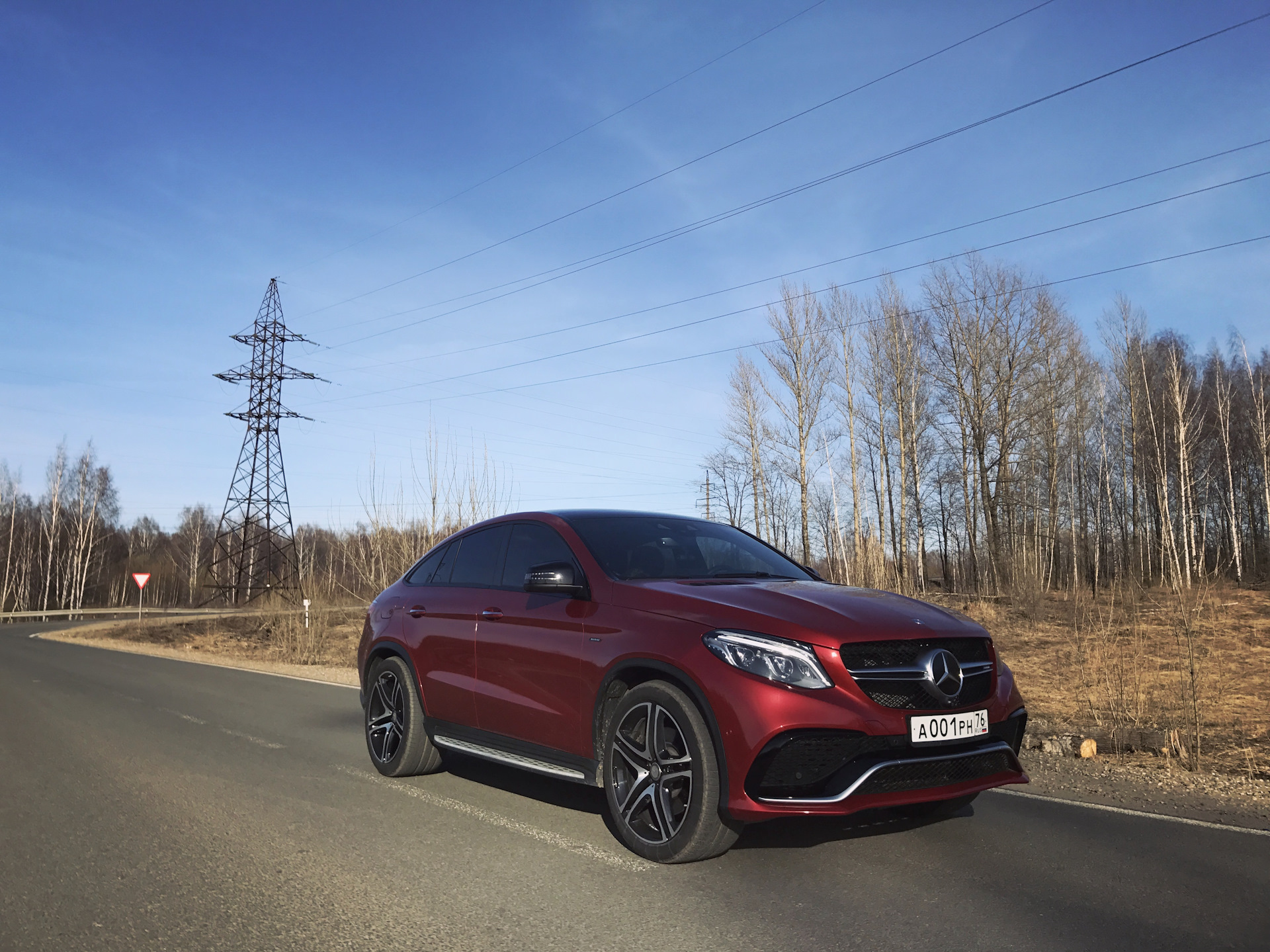 Gle 43 amg. Mercedes GLE гиацинт. Мерседес GLE 2022 купе в бордовом цвете. Красный гиацинт Мерседес.