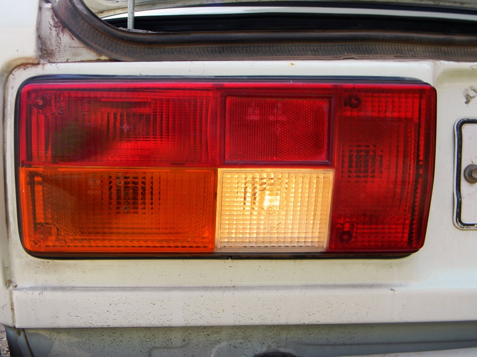 Прочистил задний. Плафон на задний фонарь ВАЗ 21053. Задние плафоны на автомобиль Ока. BMW 320 1995 задние фары от корейки.