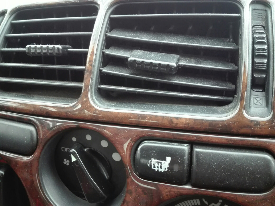 Замена жалюзи центрального дефлектора — Mitsubishi Carisma, 1,6 л, 1998 ...