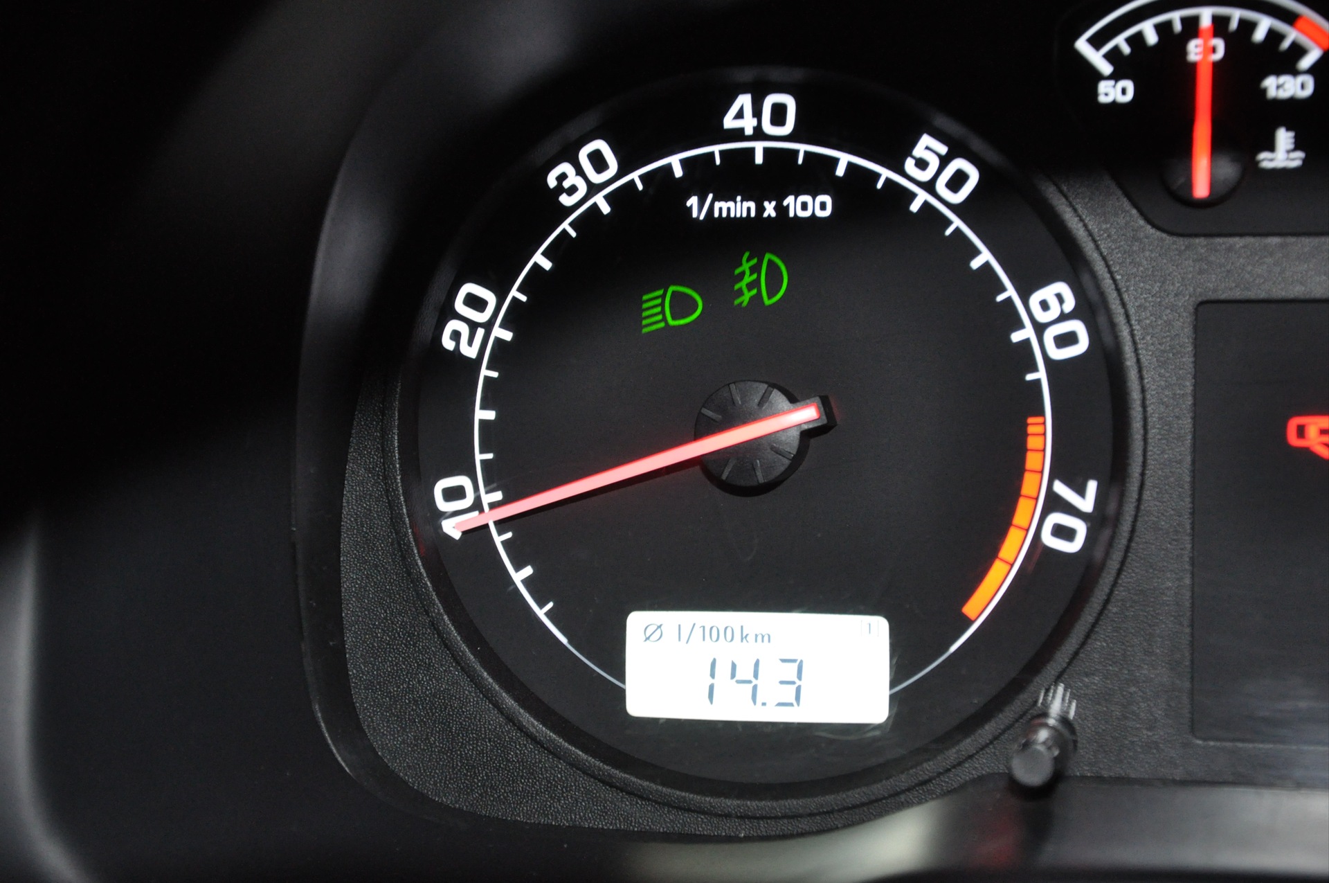 шкода суперб расход топлива на 100 км. Skoda yeti расход топлива. шкода рапид 2021 спидометр. расход топлива шкода октавиа универсал 2007. расход топлива шкода.