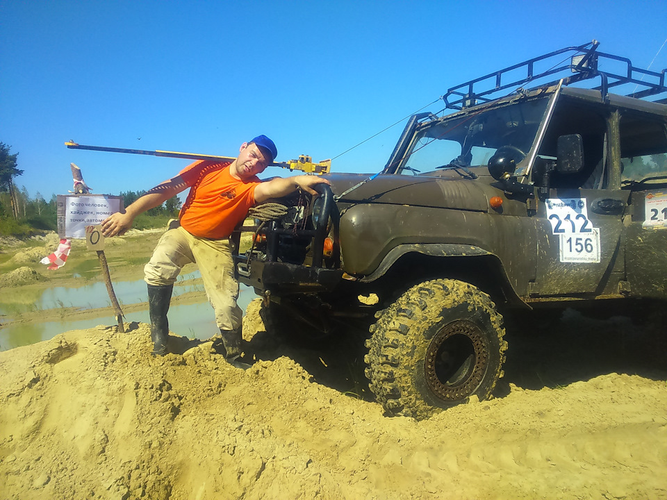 Ну и конечно именинница не просто женщина, а женщина-джипер, поэтому наверное мужчины с хайджеками приводят ее в восторг :-) Организаторы решили запечатлеть эти моменты памятными фото в виде задания на одной из точек. Ночь-улица-фонарь… Нет, не про нас: УАЗ, хайджек и точка. — УАЗ 31512