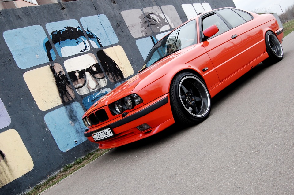 BMW e34 красная