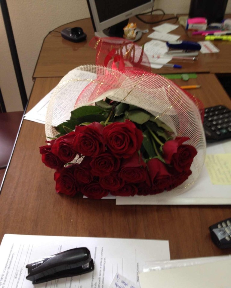Розы на работе на столе