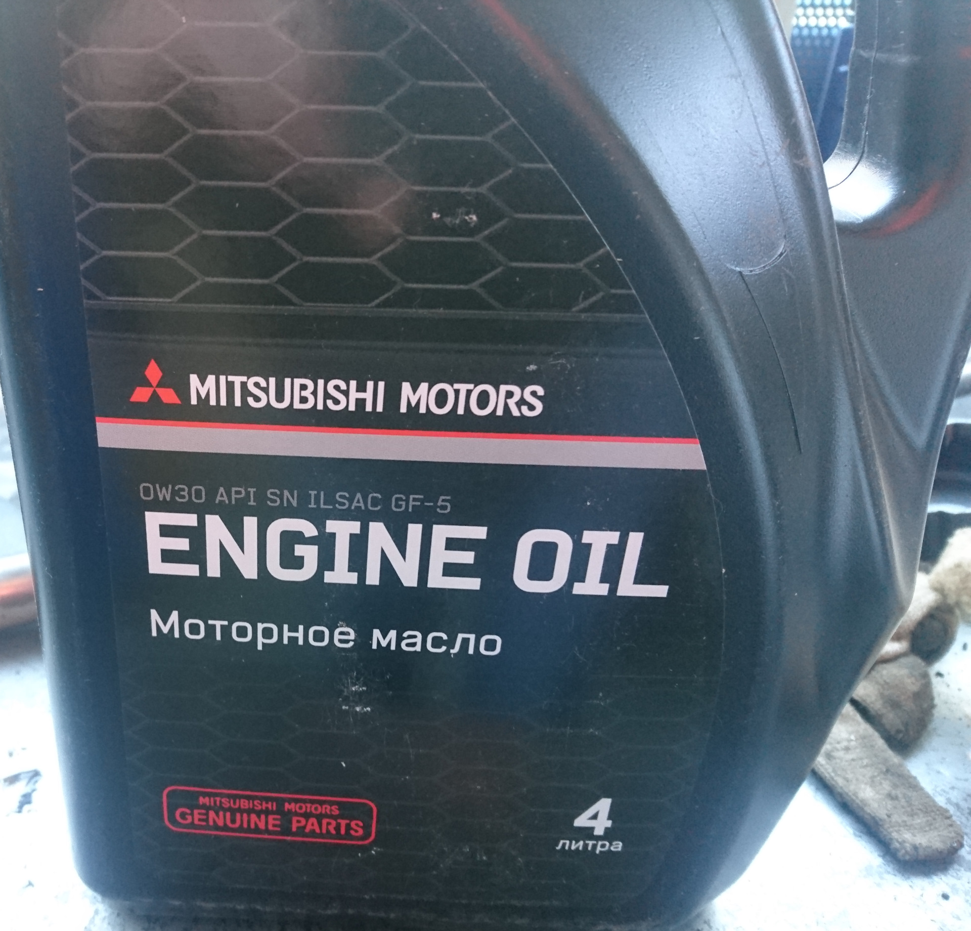 Моторное масло lemark. Моторное масло Митсубиси Паджеро. Engine Oil ow 30 Mitsubishi. Engine Oil моторное масло Митсубиси 4 литра. Моторное масло Митсубиси Аутлендер 2 литра.