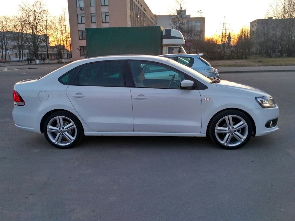 Поло седан на 16 дисках фото Оригинальные диски Ronal Mallory R17 - Volkswagen Polo Sedan, 1,6 л, 2013 года к