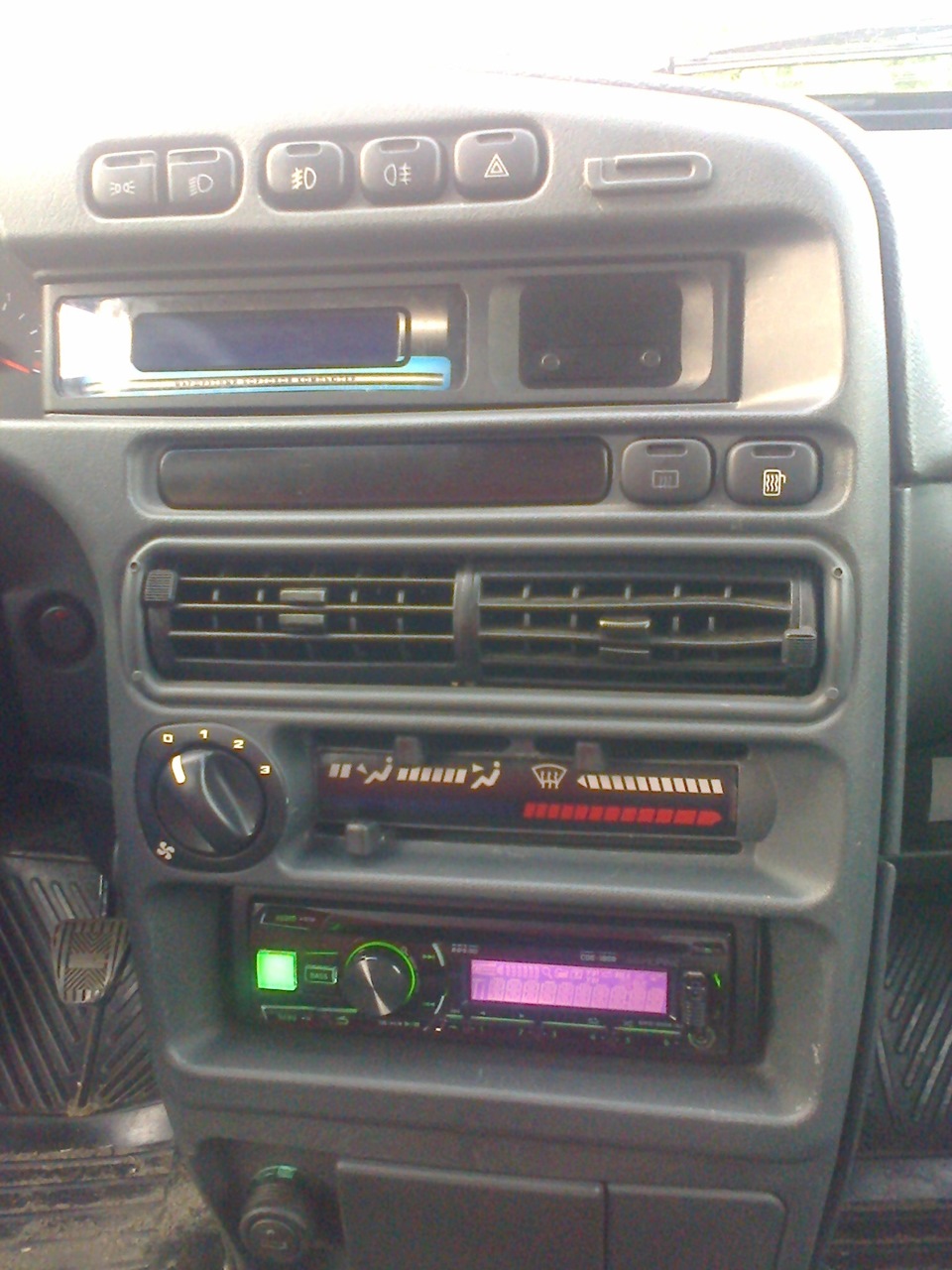 Покупка ГУ «Alpine CDE-180R», замена датчика фаз, крепление салонного ...