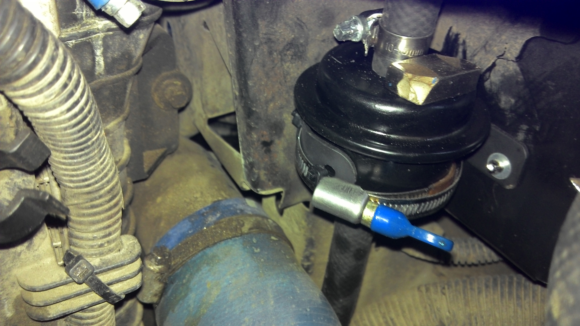 Рено логан 1 бачок жидкости гидроусилитель руля. Рено логан 2 утечка масла гур. Бачок жидкости гур рено логан 2. Ауди 100 течет гур. Течет гидроусилитель руля.