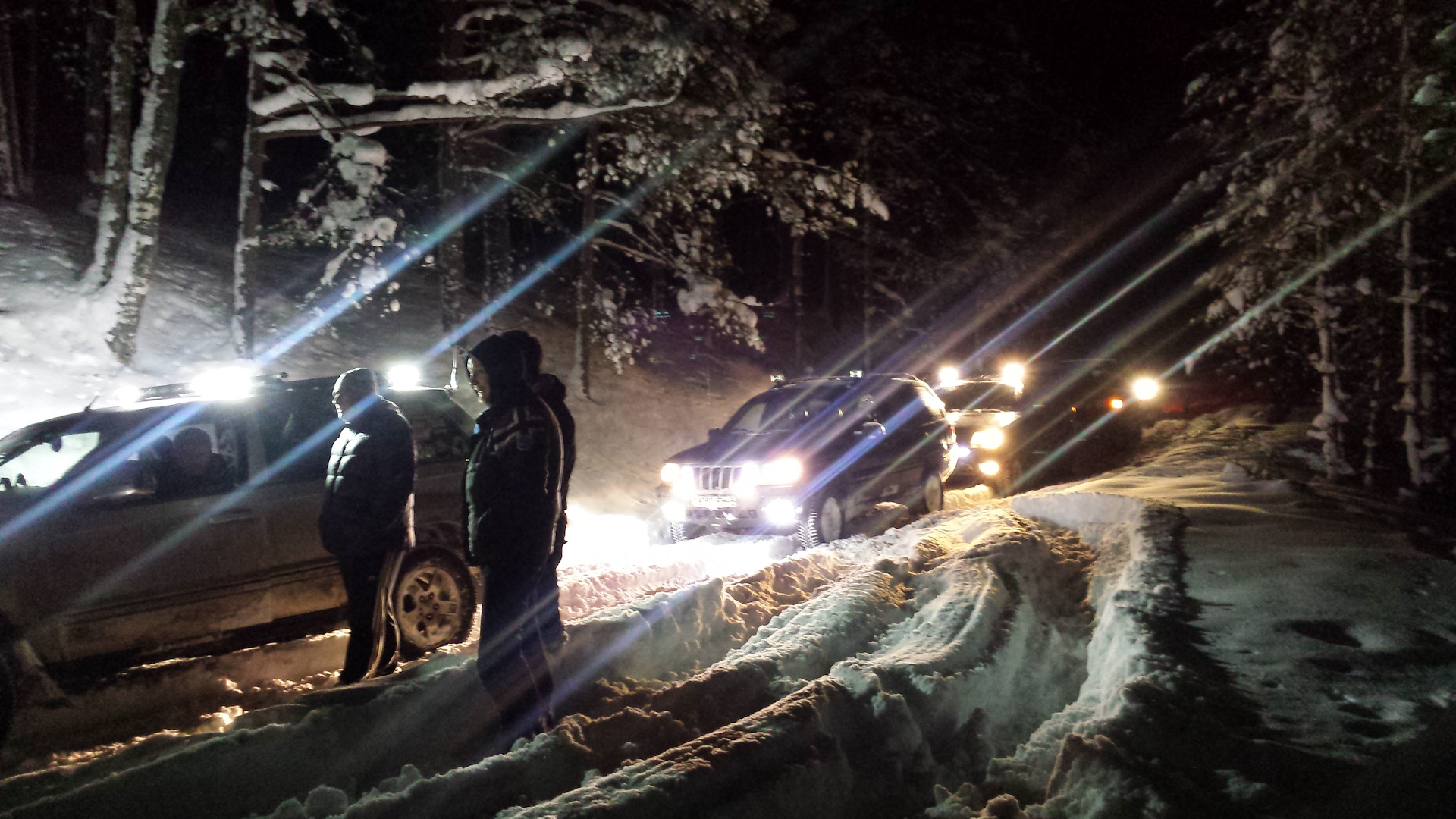 Машина в лесу ночью зимой
