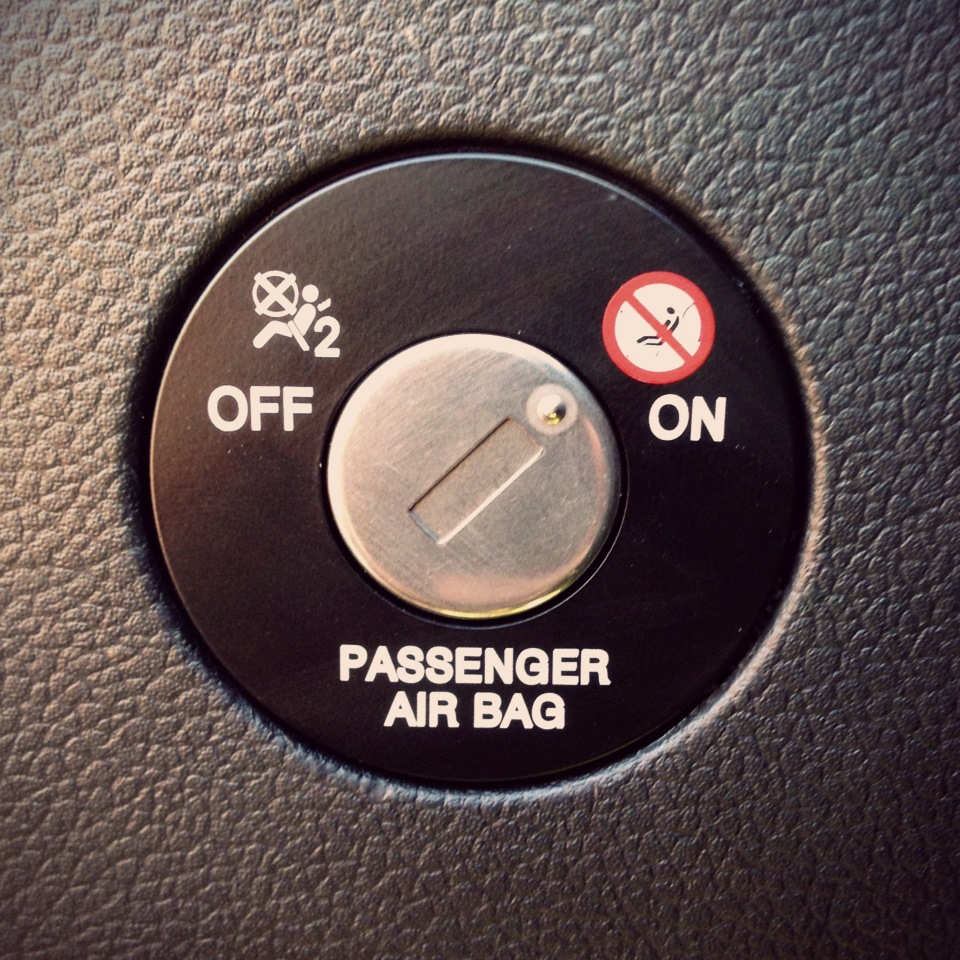 Безопасность киа сид. Kia Ceed 2012 замок подушки безопасности. Замок подушки безопасности f56. Кнопка отключения подушки безопасности пассажира. Отключение airbag.
