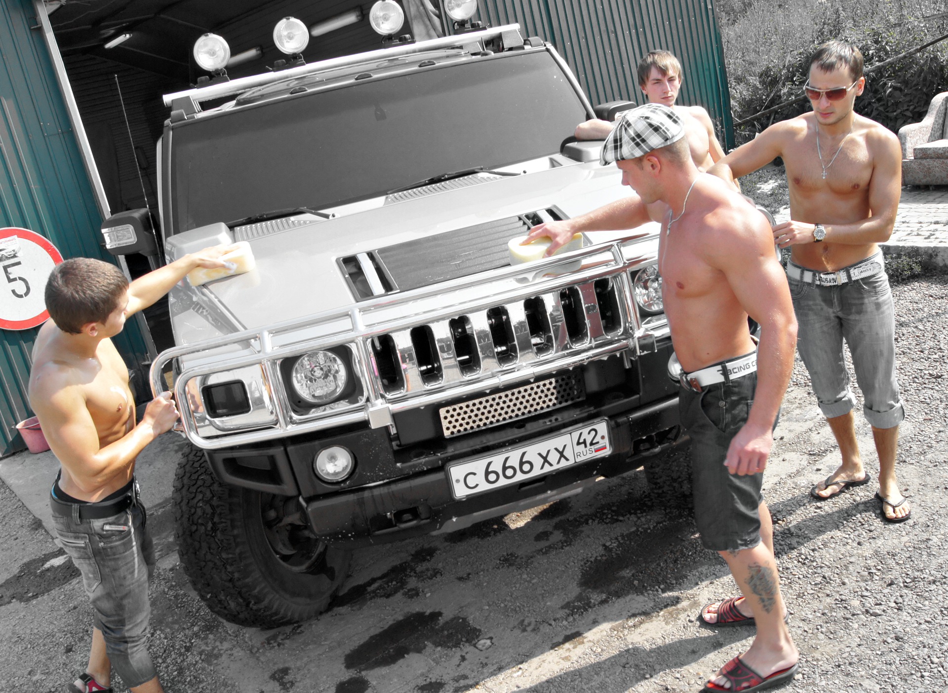 голые мужчины моют машину фото 57