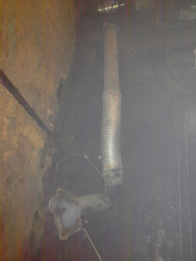 Вот такой даун пайп, три отвода 76 потом переход на 100 потом сильфон камаз затем переход на 80мм и собственно средняя часть, как видно пока без упоров под резиновый подвес, но фланец уже тутачки. — Mazda 626 IV (GE)