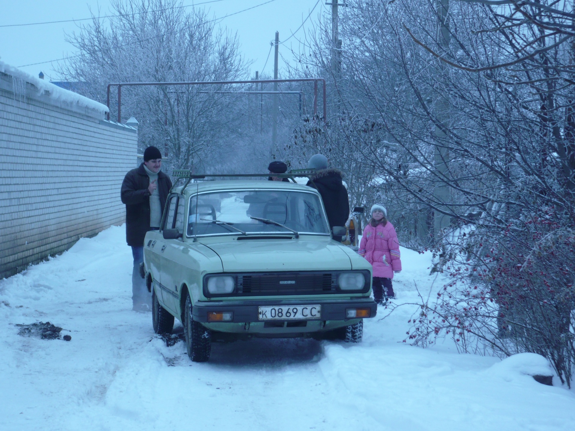Своих не бросаем — Москвич 2140 SL, 1,5 л, 1984 года | помощь на дороге ...