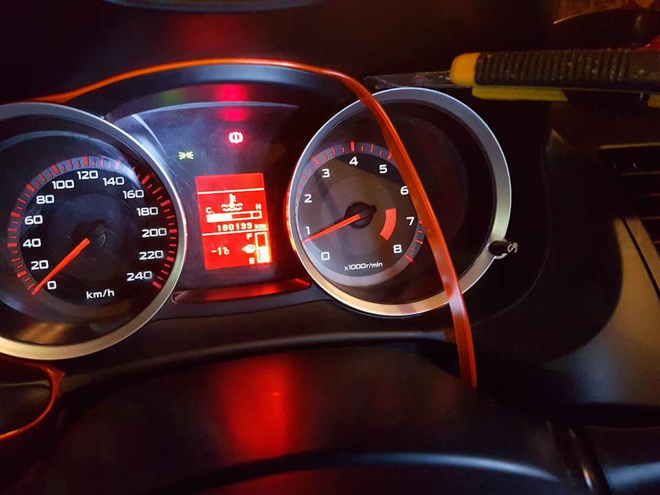 Канцелярским ножом немного помогал, чтобы щель была побольше — Mitsubishi Lancer X