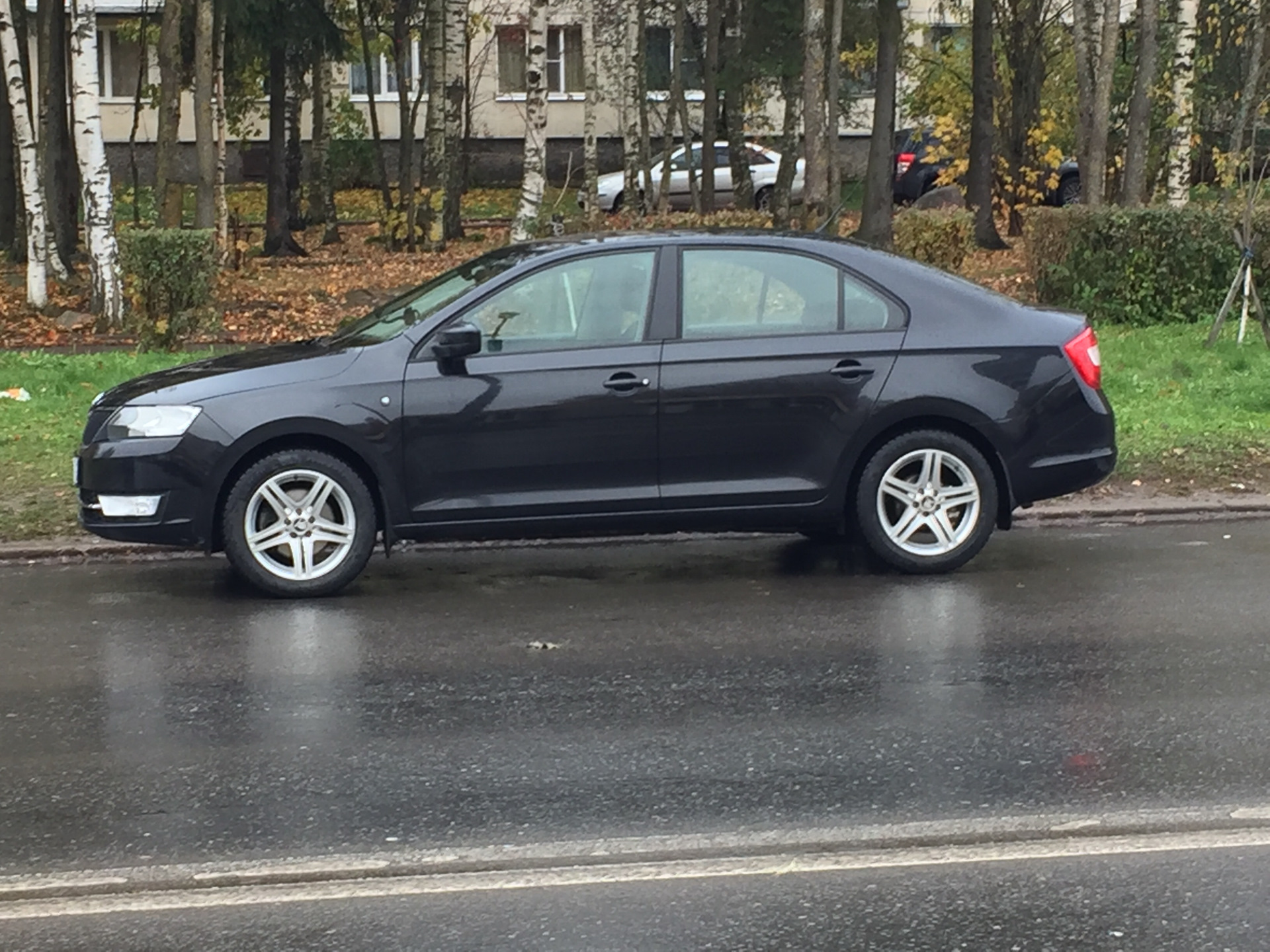 Skoda Rapid черная