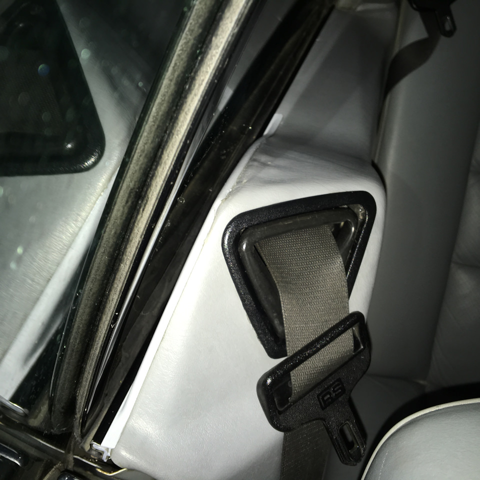 подавалка ремня (seat belt presenter) — MercedesBenz Eclass Coupe