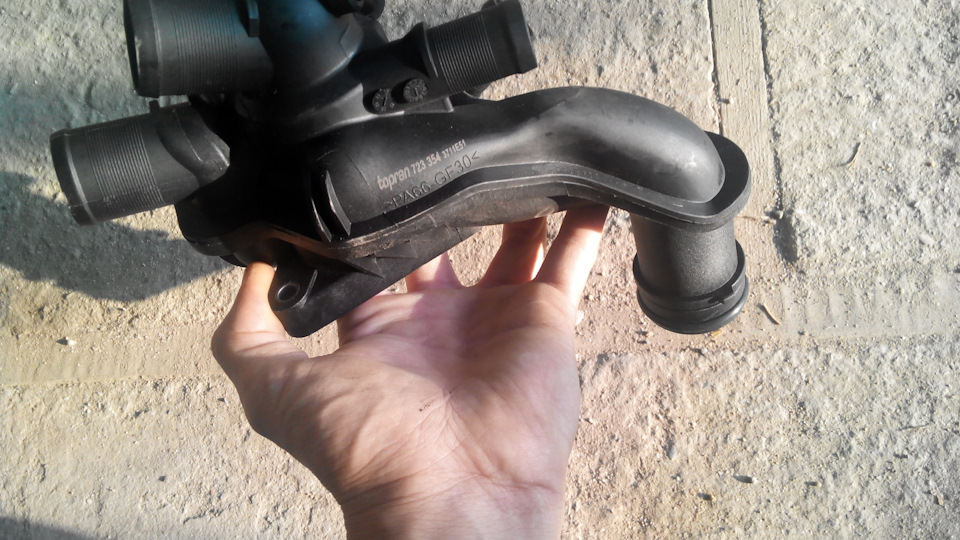 9. Вот тут видно что нету вывода лишнего в отличии от миникупера. — Peugeot 308 SW (1G). Запчасти на фото: 723354