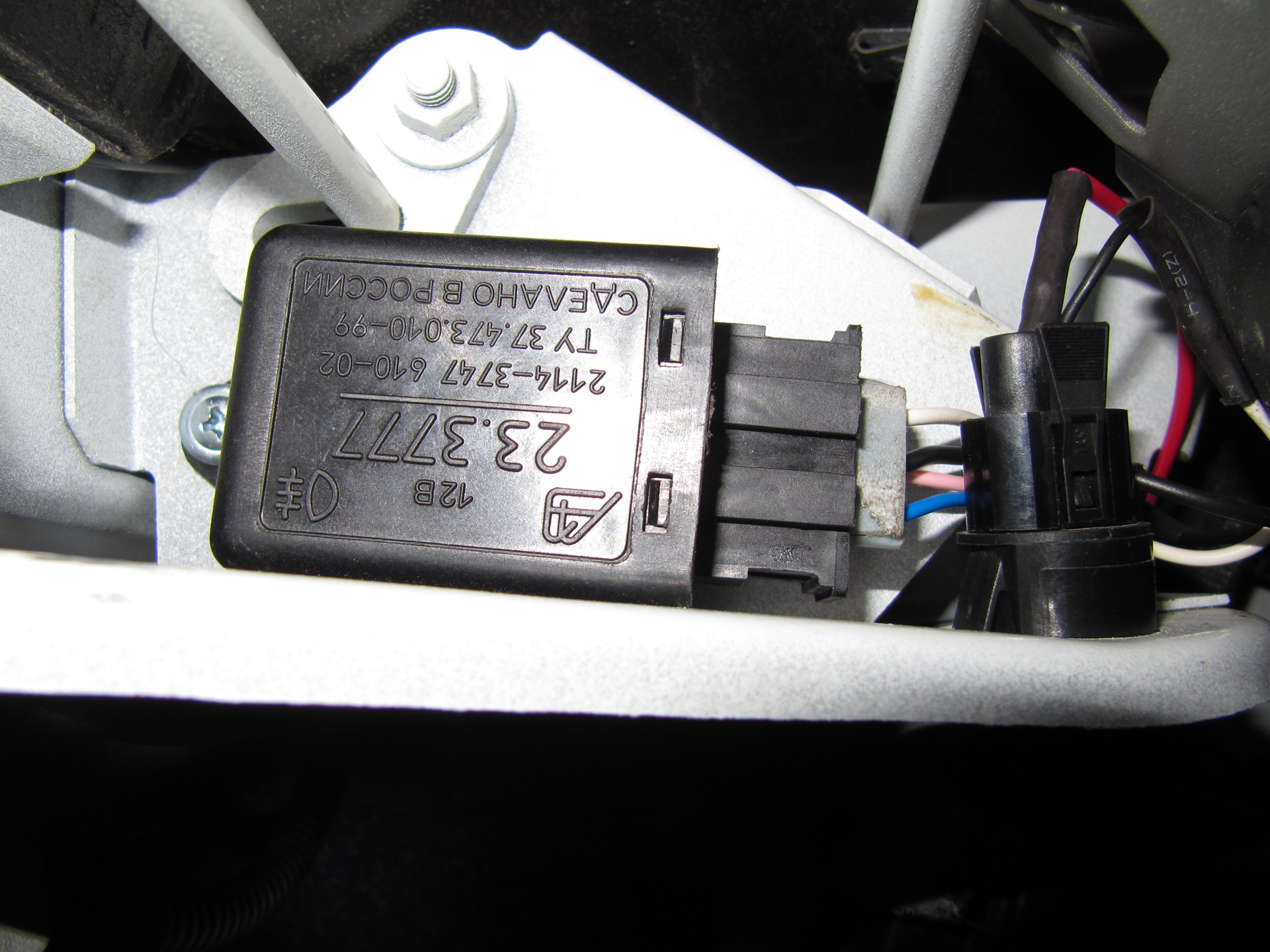 ВАЗ 2115 как работает свет в багажнике. При включении габаритов просаживается напряжение ВАЗ 2115.