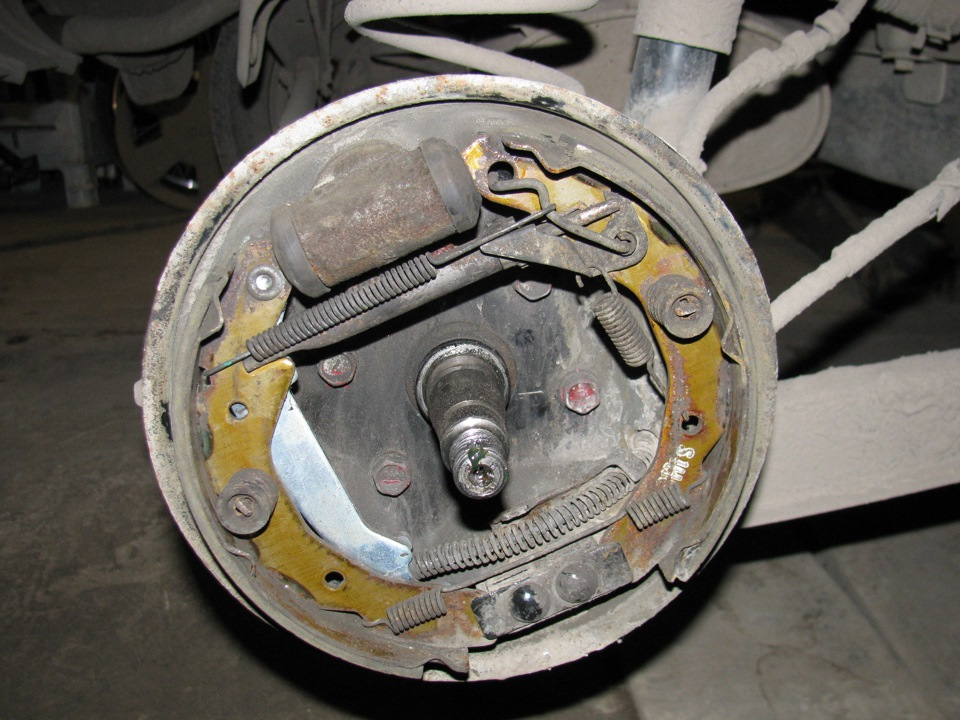 Руководства по ремонту Дэу Нексия: замена тормозных колодок тормозного механизма переднего колеса