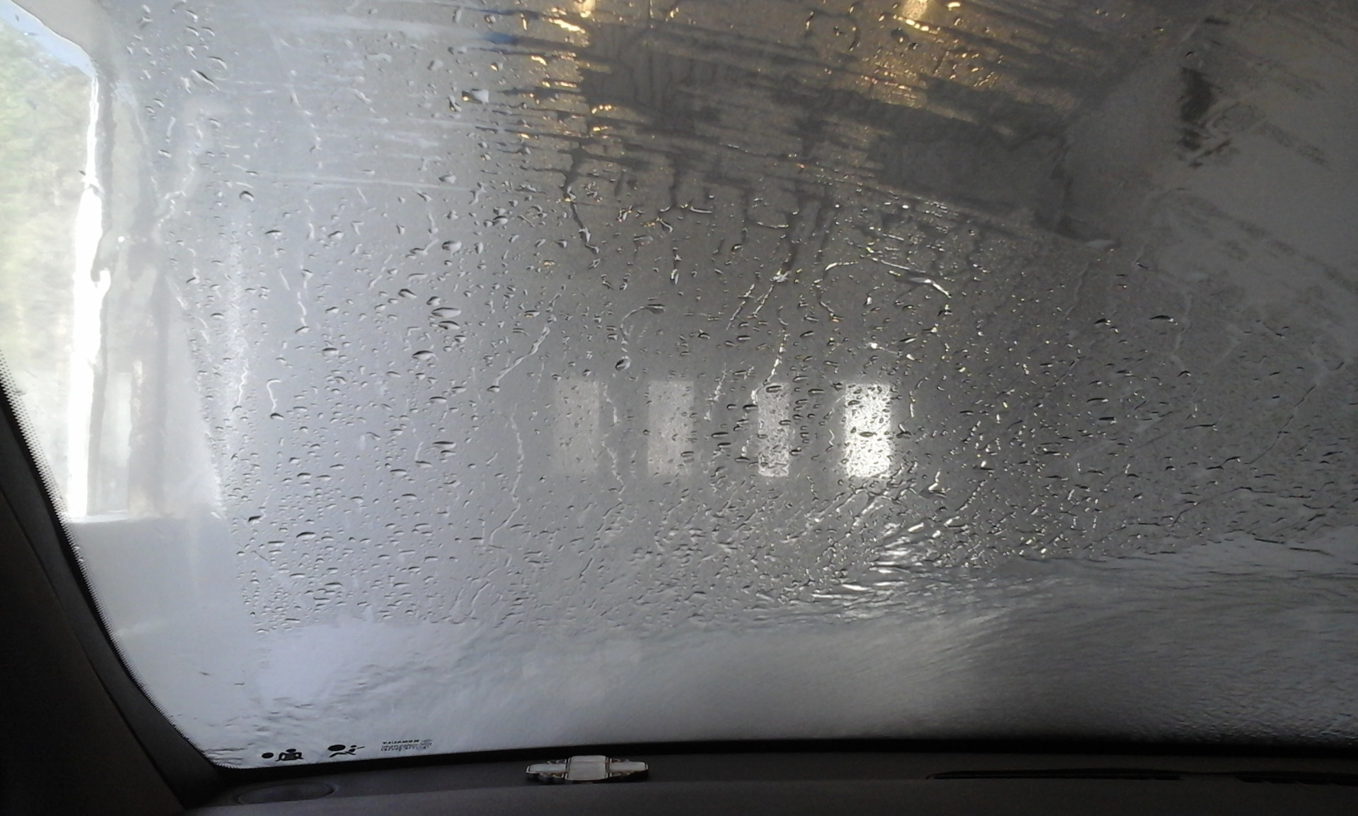 Ковид потеют. Запотели стекла. Запотели стекла в машине. Запотевшие окна автомойка. Фото запотевшего стекла в машине.