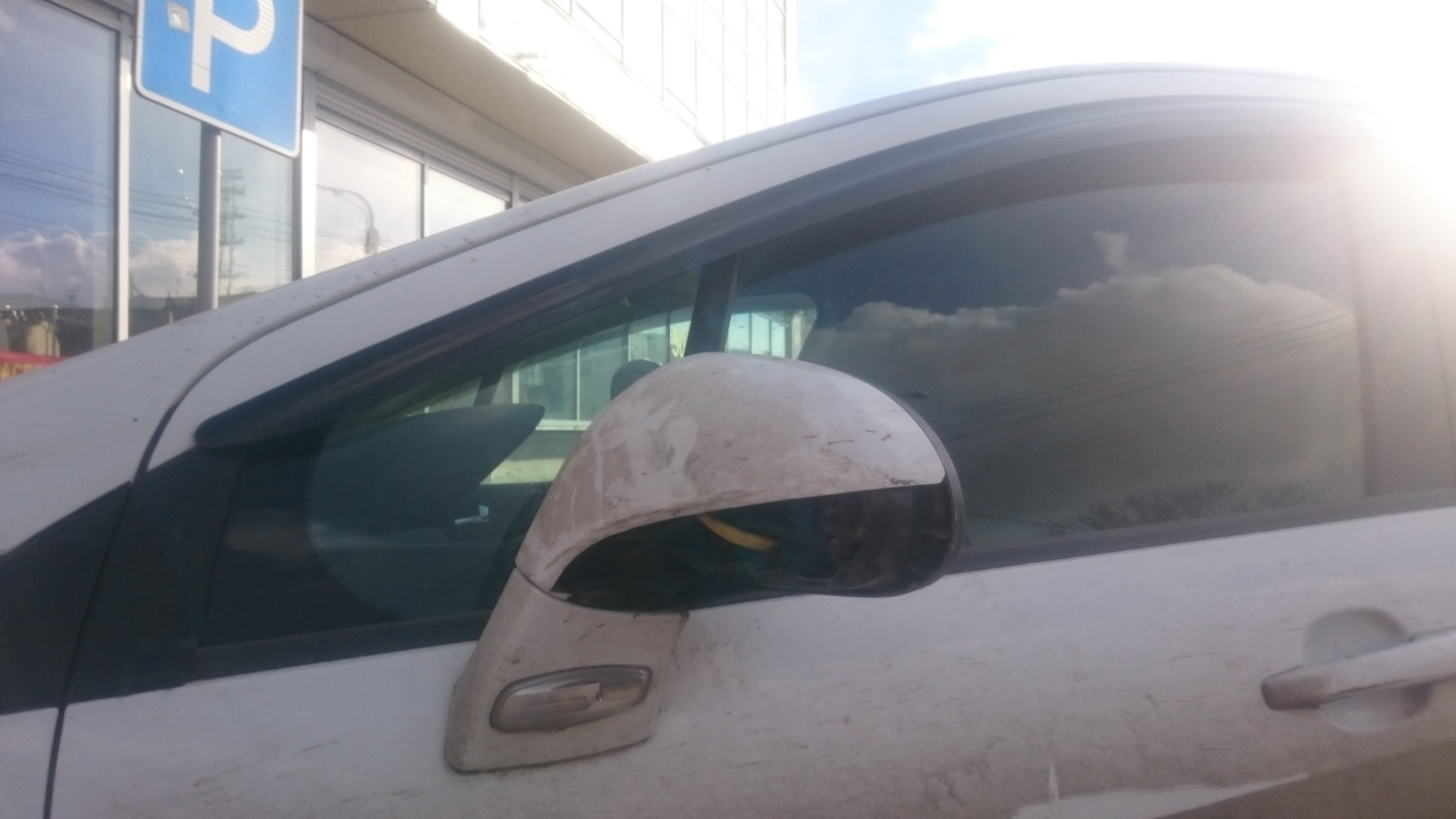 руки зеркало в машине. разбитые авто зеркала.