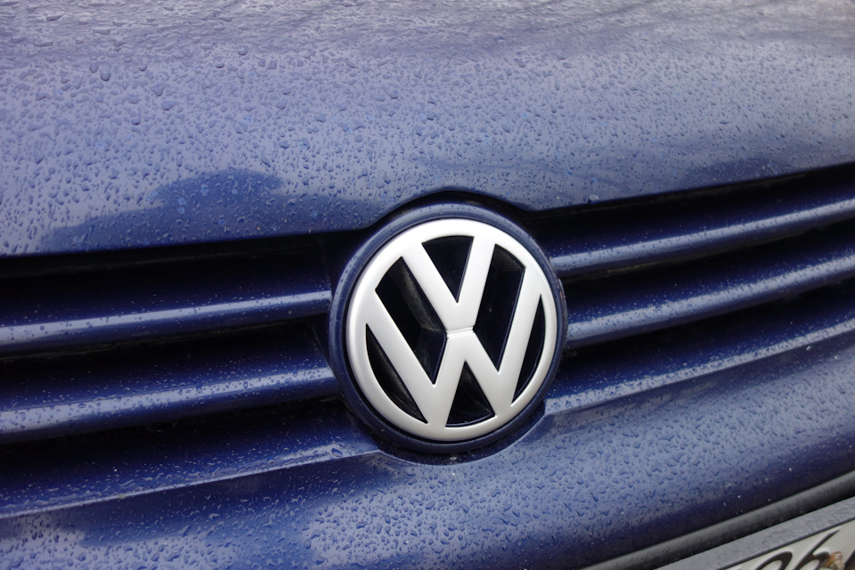 значок передний гольф 6. значок гольф плюс. 191 853 601 g. значок гольф плюс. черный значок vw гольф плюс.