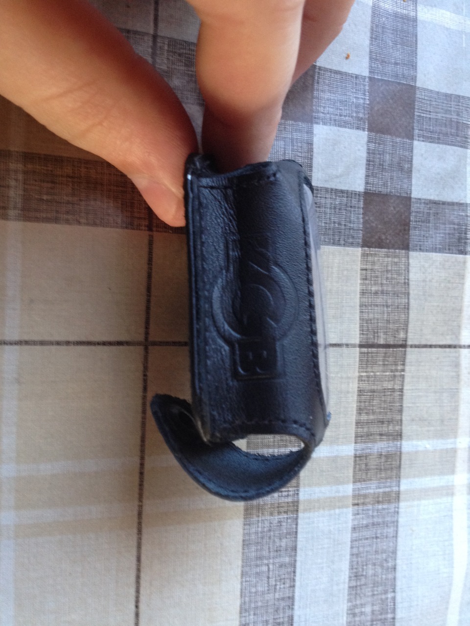 Пока гуляли по рынку, купил новый чехол на брелок сигнализации, старый изрядно помутнел и истрепался. Продавец сказал, что чехол не родной, но от точно такого же по размерам брелка сигнализации фирмы KGB. — Chevrolet Lacetti Sedan