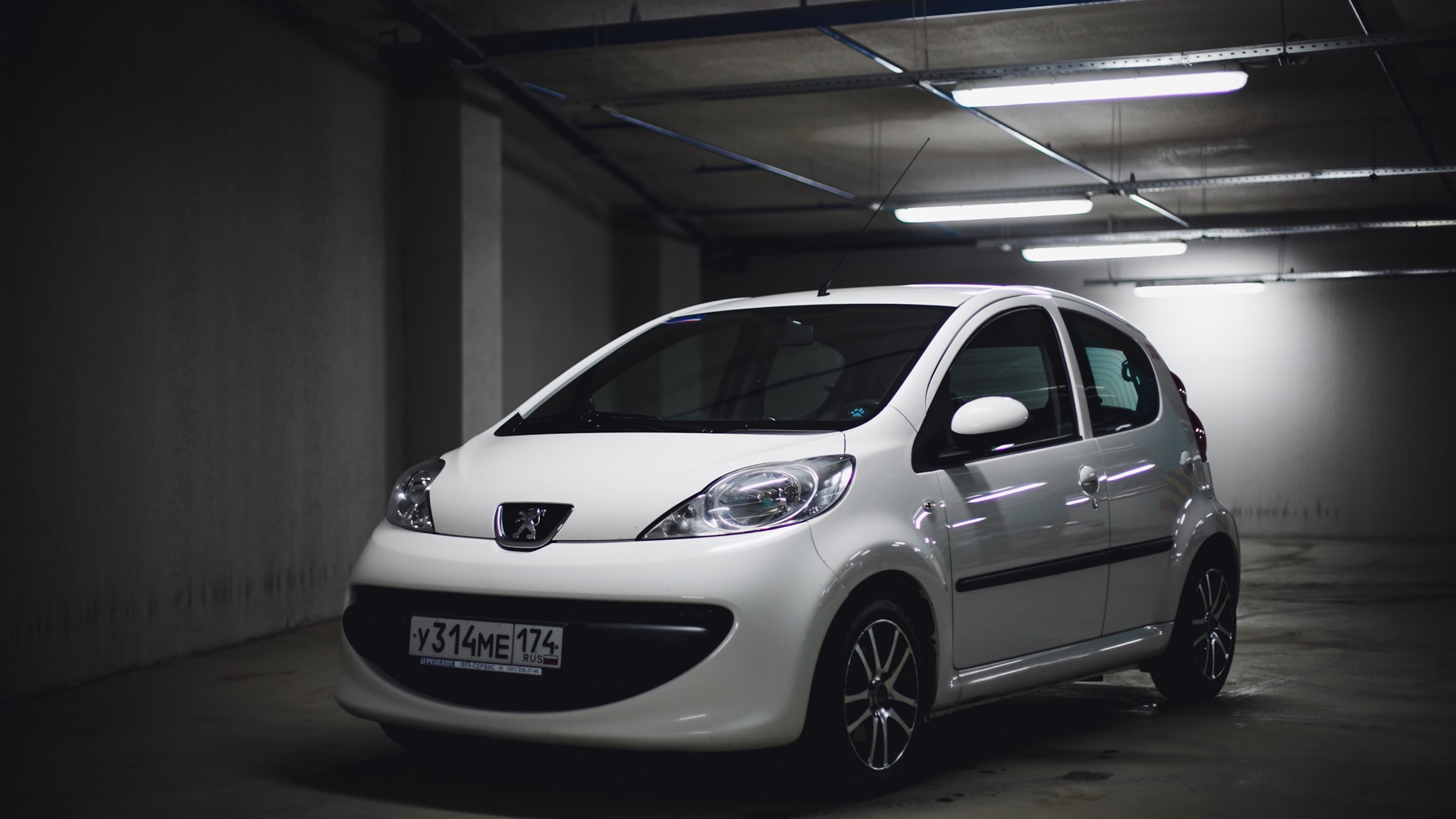 Peugeot 107 1.0 бензиновый 2007 | Morel Sound Bomb на DRIVE2