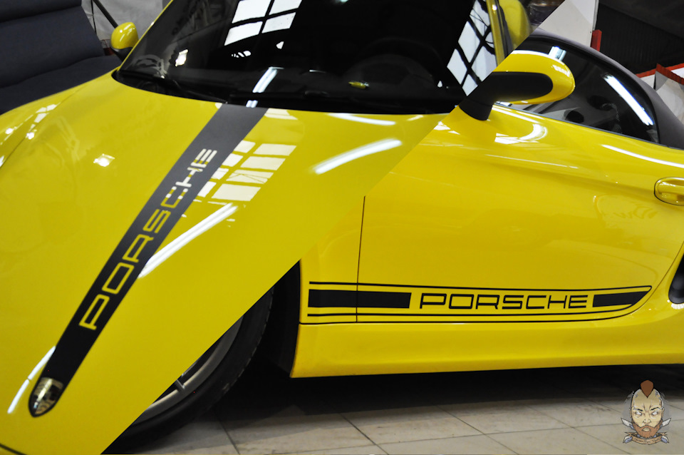 Изготовили и нанесли на Porsche оригинальные наклейки на борт и капот ...