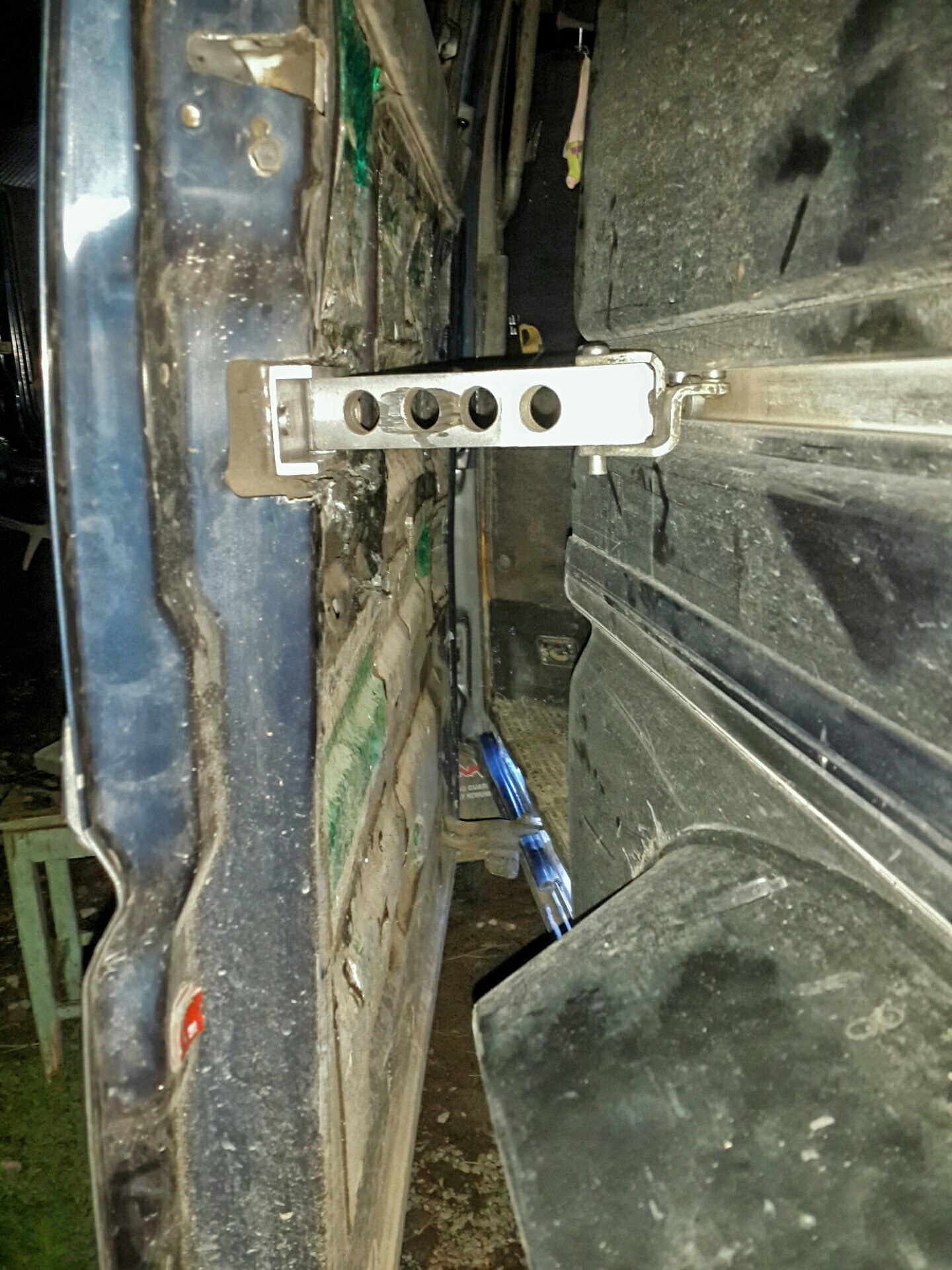 Delica средний кронштейн боковой двери. кронштейн сдвижной двери митсубиси. дверь сдвижная делика. дверь сдвижная делика. Mitsubishi delica p35w.