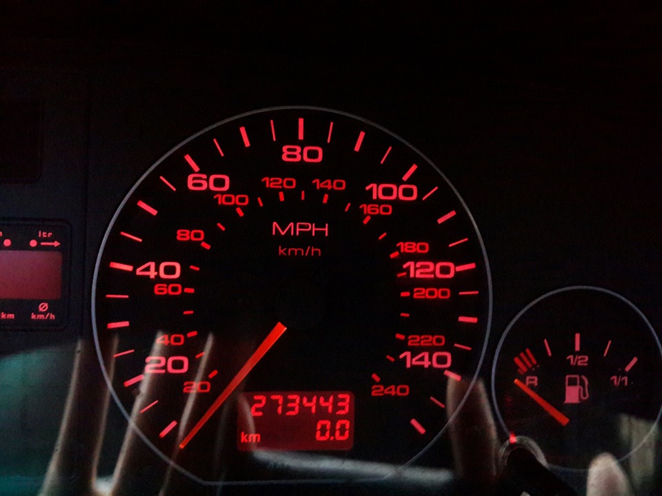 2 мили в час. Audi 80 спидометр. Спидометр 180 км/ч Ауди а3 8l. Спидометр Ауди на 100 км. 250 Км /ч на Ауди 80 2.6.