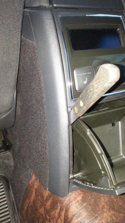 нож вставлял между корпусом подлокотника и ! корпусом пепельницы как на фото с обоих сторон(фото не мое) — Skoda Superb Mk2