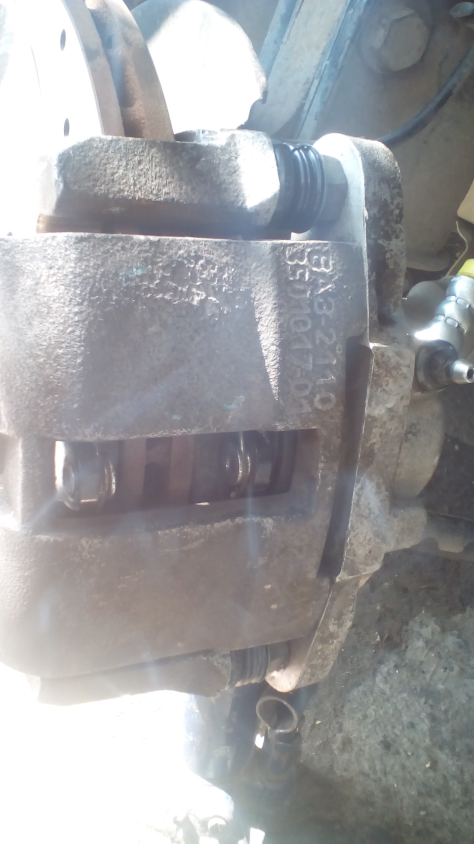 Всё на месте. Заменил шланг, хотя стоял новый, забыл вставить в ушко и он был стёрт на половину!- вовремя услышал звук трущейся резины на повороте. Прокачал цилиндр. — Lada Granta