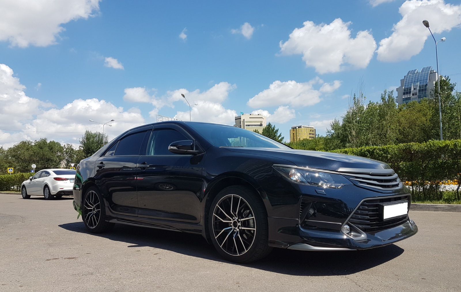 Камри моделиста. Camry 55 Modellista. Toyota Camry Modellista. Камри 3.5 2017 в обвесе. Обвес моделиста на Камри 55.