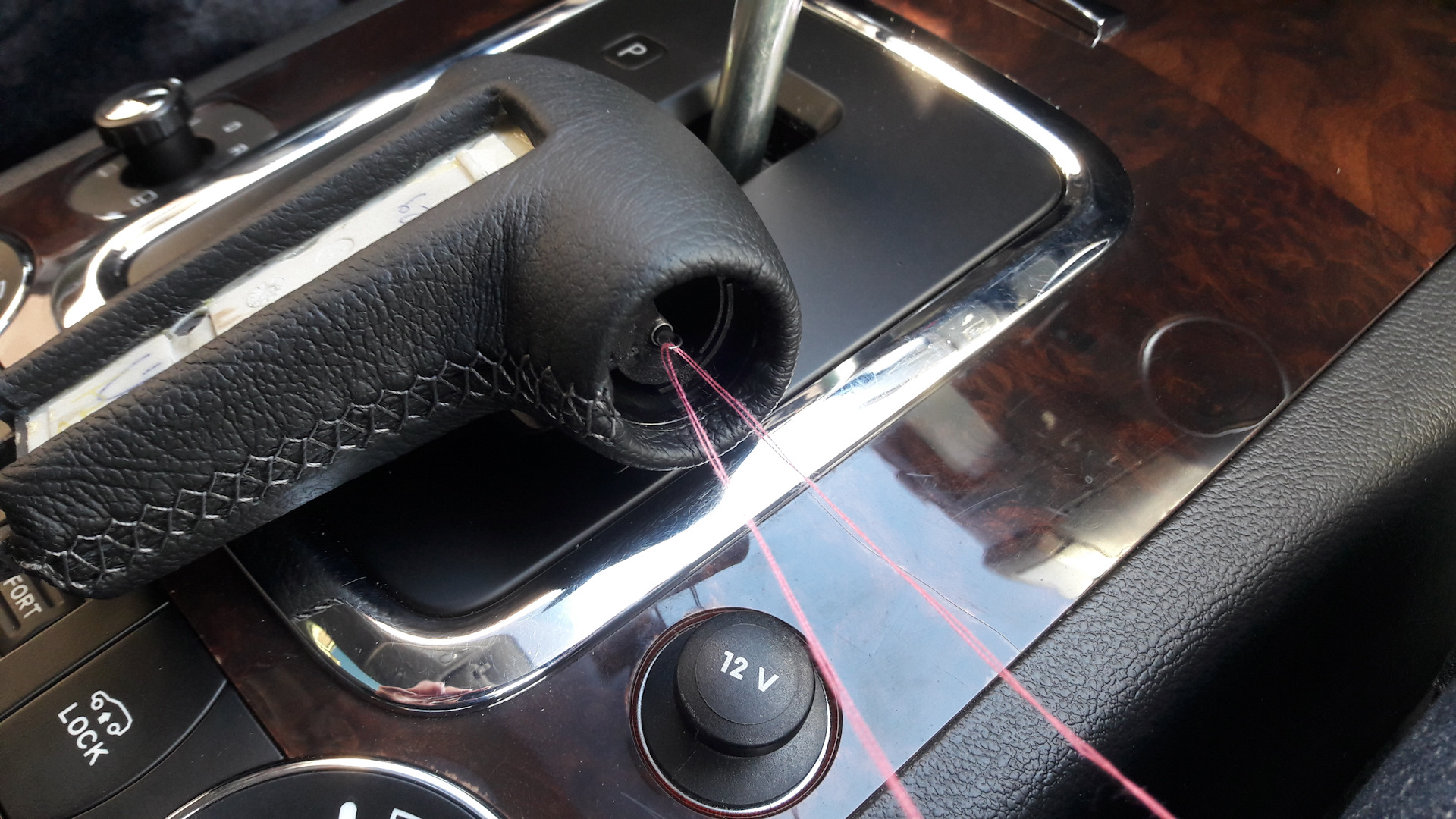 Как снять ручку с руля. Как снять ручку с руля. Кожаный руль протерся. Накладки руля авео 250. Открутить руль на шевроле эпика.