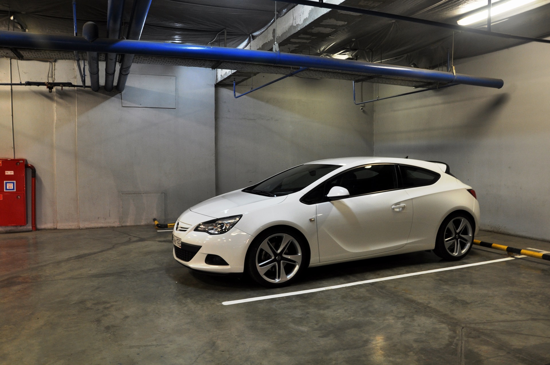 Opel 20. Opel Astra GTC r20. Astra j GTC r20. Opel Astra j GTC белый.