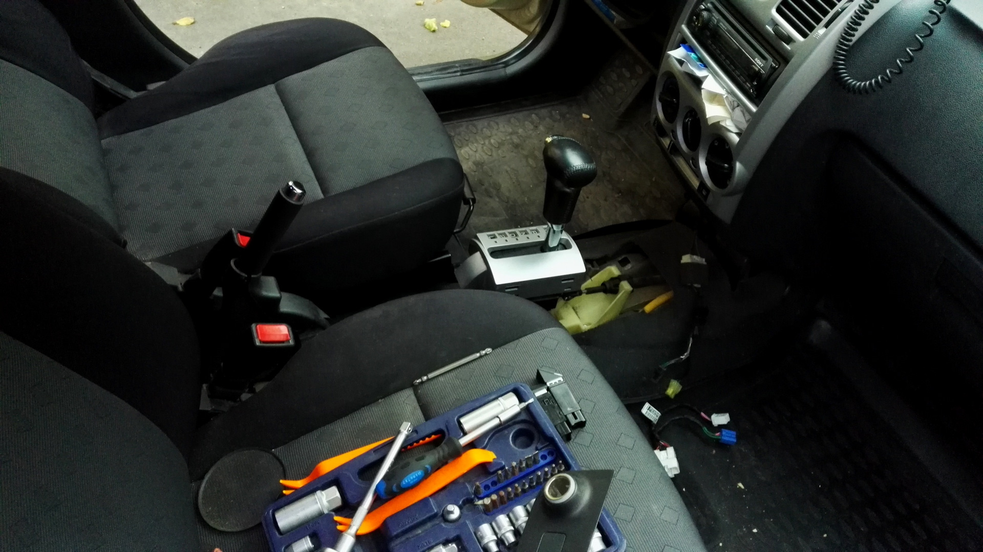 Гетц не работает. Hyundai getz подогрев сидений. замена подсветка салона hyundai getz. замена сидушек хендай гетц. замена лампочки в салоне хендай гетц.